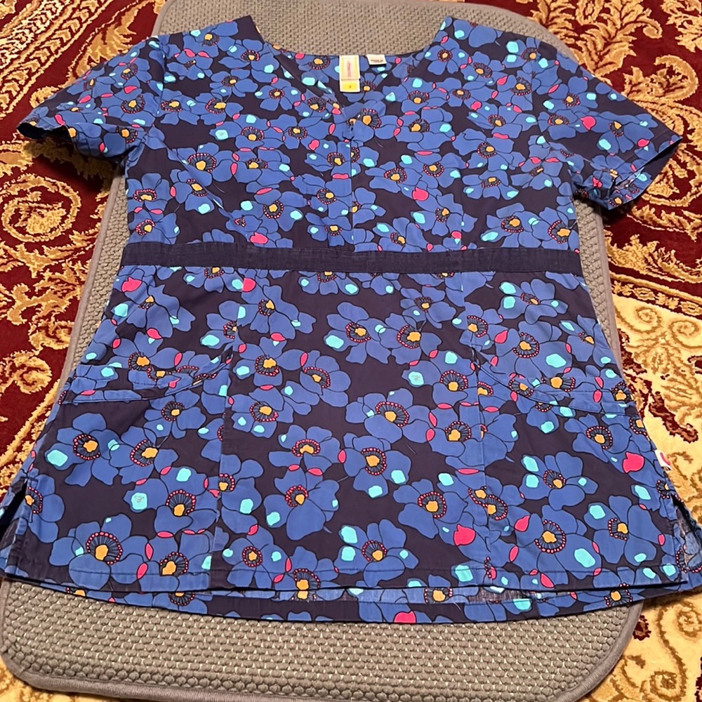 scrub top by urbane scrub   zipper on top